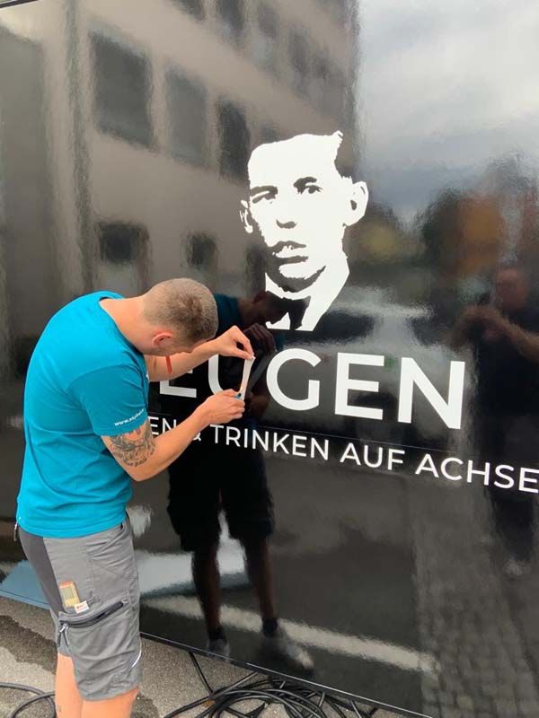 Aufbringung der Autobeschriftung